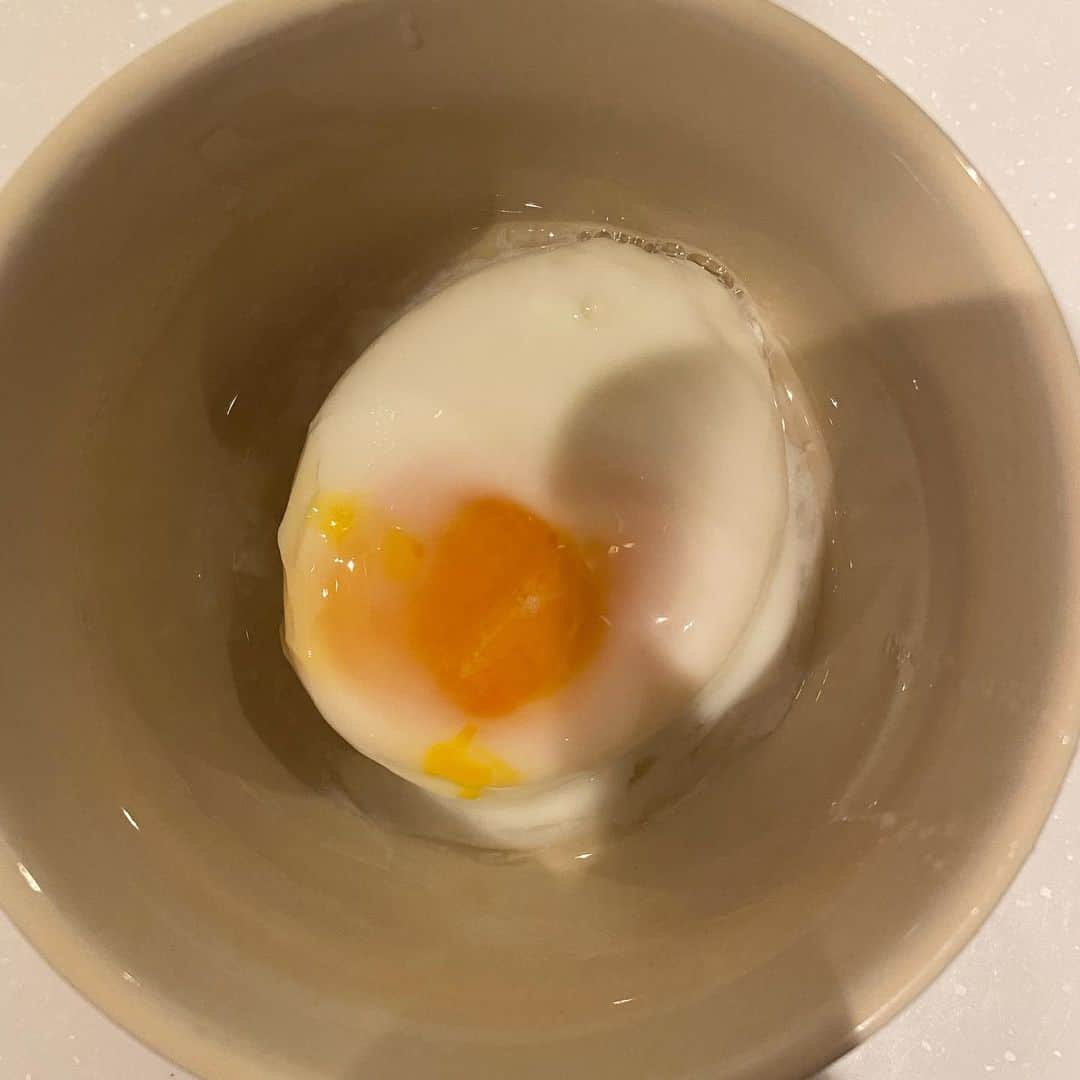 山根良顕さんのインスタグラム写真 - (山根良顕Instagram)「タンパク質を温泉卵でとるのが良いって教えてもらったのに、レンジで温泉卵作ったら固まりすぎ。 難しい… 簡単で早い温泉卵作りたい… #温泉卵　#onsenegg」5月15日 17時06分 - ungirls_yamane