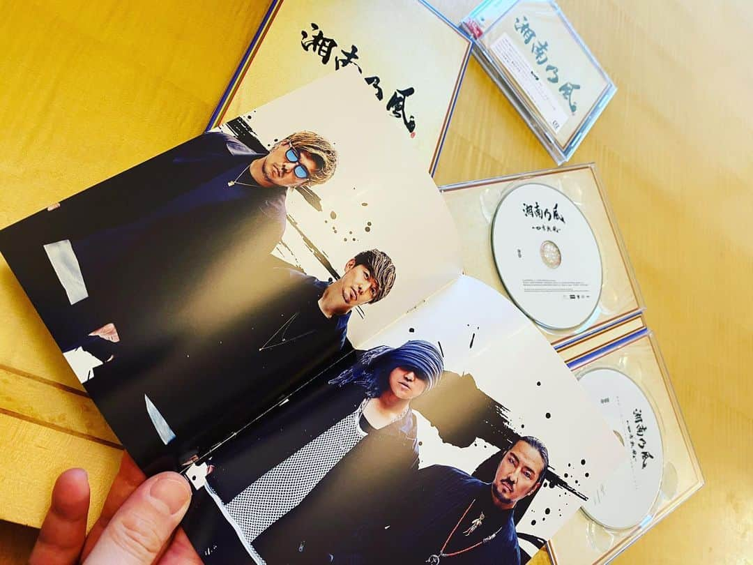 SHOCK EYEさんのインスタグラム写真 - (SHOCK EYEInstagram)「やっと手元に完成盤が届いたよー^_^ すげー、いい感じ。 いつになっても、自分の作品を手にする瞬間はたまらない。 最近、仕事は色々多岐にわたるけど、これが僕らの本業。 人生をかけてきた仕事の”今”を是非聴いてほしい。 #湘南乃風 #四方戦風 #2年ぶり #ニューアルバム #5月20日発売 #初回盤 #ライブDVD付き #一五一会ツアー」5月15日 17時12分 - shockeye_official