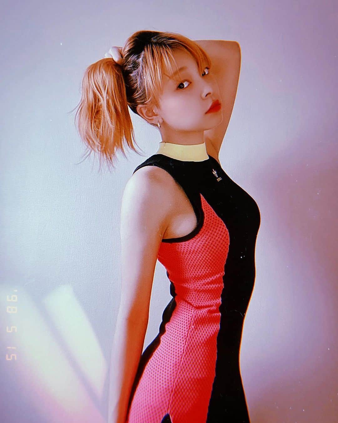 ジェニーのインスタグラム：「今日の部屋着。 @adidasoriginals のワンピース。 これ昔アウトレットで購入したもの。 スポーティーなデザインと素材で かわいいんだけど着る機会がなくて 部屋着と化したもの。笑  通気性が良くていいっす。」
