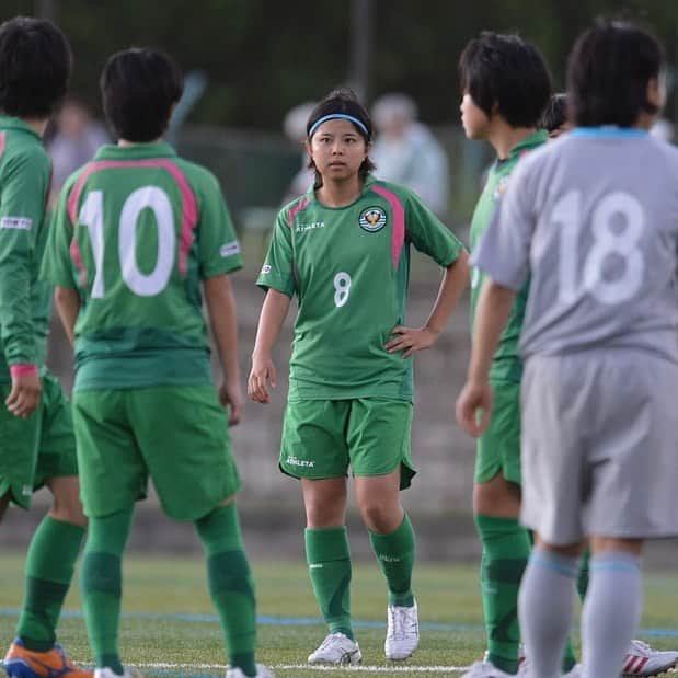 東京ヴェルディさんのインスタグラム写真 - (東京ヴェルディInstagram)「多くの日本女子代表選手が輩出してきた、日テレ・東京ヴェルディベレーザのアカデミー。メニーナ、そして2012年立ち上げのセリアス。﻿ ﻿ 所属選手のアカデミー時代を、秘蔵写真と思い出コメントで振り返る好評企画🐸！﻿ ﻿ 今回は、三浦成美選手のメニーナ時代🌱（2010〜15年）﻿ 🏆全日本女子ユースサッカー選手権大会：優勝 5回（2011、2012、2013、2014、2015年）﻿ ●三浦成美選手が語る、アカデミー時代の思い出🔻﻿ メニーナ時代は、思い出がありすぎます。﻿ 印象に残っているのは、練習にマーカーを忘れて10周走した後に、ビブスがない事にも気づき、もう10周になった日です。﻿ 早めにゴールした自分とゆい（長谷川唯）さんと2人で、「ねぇビブスもないんだけど」って地獄を見たような顔で話したのを覚えています。（笑）﻿ ﻿ きつい事もたくさんあったけど、メニーナ時代がなかったら今の自分はないと思うので、寺さん（現:寺谷アカデミーダイレクター）とメニーナの仲間にはとても感謝しています。﻿ 他にも沢山エピソードはあるけど、またの機会にします！﻿ ﻿ #三浦成美﻿ #日テレメニーナ﻿ #全日本女子ユースサッカー選手権大会優勝﻿ #beleza﻿ #ベレーザ #日テレベレーザ #日テレ東京ヴェルディベレーザ #東京 #tokyo﻿ #stayhome﻿ #stayathome﻿ #おうちでヴェルディ #おうちでベレーザ」5月15日 17時12分 - tokyo_verdy