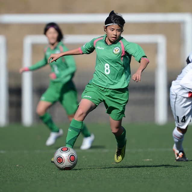 東京ヴェルディさんのインスタグラム写真 - (東京ヴェルディInstagram)「多くの日本女子代表選手が輩出してきた、日テレ・東京ヴェルディベレーザのアカデミー。メニーナ、そして2012年立ち上げのセリアス。﻿ ﻿ 所属選手のアカデミー時代を、秘蔵写真と思い出コメントで振り返る好評企画🐸！﻿ ﻿ 今回は、三浦成美選手のメニーナ時代🌱（2010〜15年）﻿ 🏆全日本女子ユースサッカー選手権大会：優勝 5回（2011、2012、2013、2014、2015年）﻿ ●三浦成美選手が語る、アカデミー時代の思い出🔻﻿ メニーナ時代は、思い出がありすぎます。﻿ 印象に残っているのは、練習にマーカーを忘れて10周走した後に、ビブスがない事にも気づき、もう10周になった日です。﻿ 早めにゴールした自分とゆい（長谷川唯）さんと2人で、「ねぇビブスもないんだけど」って地獄を見たような顔で話したのを覚えています。（笑）﻿ ﻿ きつい事もたくさんあったけど、メニーナ時代がなかったら今の自分はないと思うので、寺さん（現:寺谷アカデミーダイレクター）とメニーナの仲間にはとても感謝しています。﻿ 他にも沢山エピソードはあるけど、またの機会にします！﻿ ﻿ #三浦成美﻿ #日テレメニーナ﻿ #全日本女子ユースサッカー選手権大会優勝﻿ #beleza﻿ #ベレーザ #日テレベレーザ #日テレ東京ヴェルディベレーザ #東京 #tokyo﻿ #stayhome﻿ #stayathome﻿ #おうちでヴェルディ #おうちでベレーザ」5月15日 17時12分 - tokyo_verdy