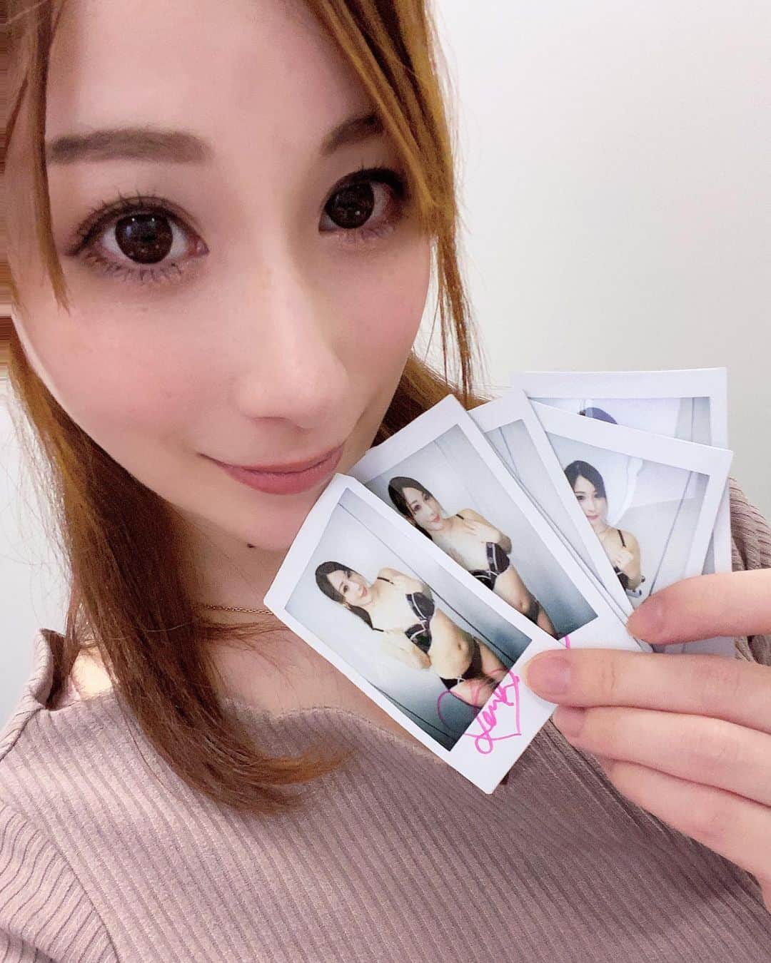 橋本れいかさんのインスタグラム写真 - (橋本れいかInstagram)「.﻿ ﻿ 特典用のチェキにサイン書き書きしてきたよー(*´ω`*)﻿ ﻿ これから毎月集めてほしいな💓﻿ たまぁに落書き(当たり)あります✏️﻿ ﻿ ୨୧┈┈┈┈┈┈┈┈┈┈┈┈┈┈୨୧﻿ ﻿ Twitter【ReikaHashimoto_ 】﻿ Instagramでは載せられないことも載せてたり..♥﻿ コメントやDMできないためTwitterでリプください(*･ω･*)﻿ .﻿ #橋本れいか#れいか先生#AV女優#セクシー女優#hmp#hmp専属#撮影#DVD#配信#作品#レッドドラゴン#RedDragon#六本木#AVキャバクラ#チェキ#特典」5月15日 17時15分 - reikasensei.1023