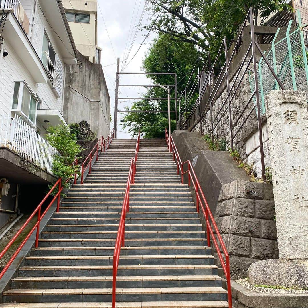 兼田恵さんのインスタグラム写真 - (兼田恵Instagram)「「君の名は、の階段の絵のカット。うちのビルも描かれてるんですよー」 と言われる程に今日のスタジオさんが近所だったので、帰りに写真撮ってきた✨ 誰もいなくて静寂でステキでしたわ… #須賀神社 #須賀神社の階段 #君の名は」5月15日 17時18分 - earl_megu