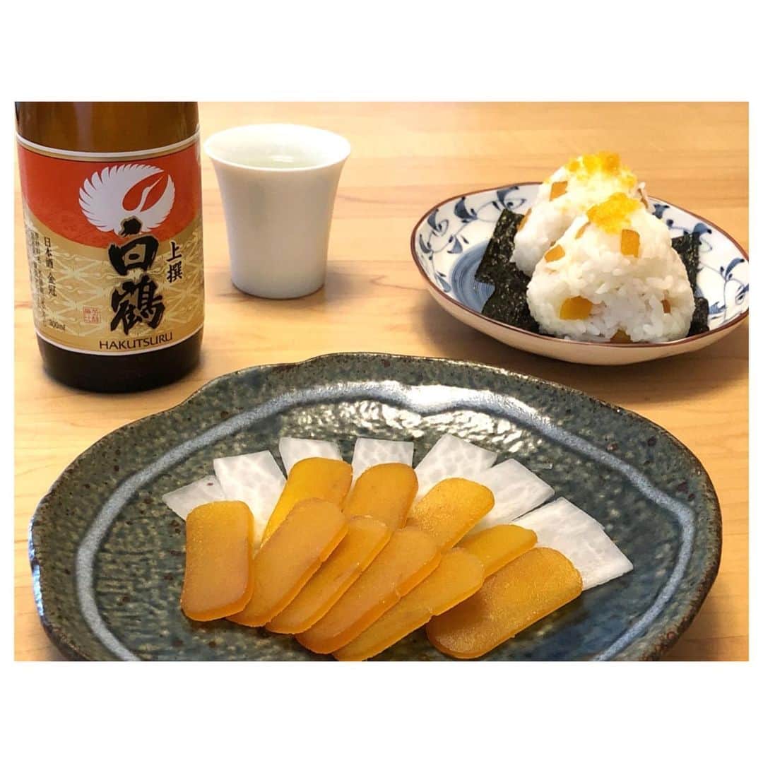 白鶴酒造株式会社のインスタグラム：「【からすみ】 日本三大珍味のひとつ「からすみ」。 日本酒好きにはたまらない高級おつまみですよね！ 濃厚なうまみとほどよい塩味は、これはもう日本酒のためにあるのではと思ってしまいます。 今日は、生造りからすみと、上撰 白鶴をあわせてみました。 〆は贅沢にからすみおにぎりです🍙  #日本酒 #白鶴 #hakutsuru #japan #神戸 #kobe #酒 #sake #japanesesake #japaneseculture #灘五郷 #GI灘五郷 #lovehyogo #lovekobe #insta_higashinada #カラスミ #生造り天日干しからすみ #日比谷園 #珍味 #からすみ」