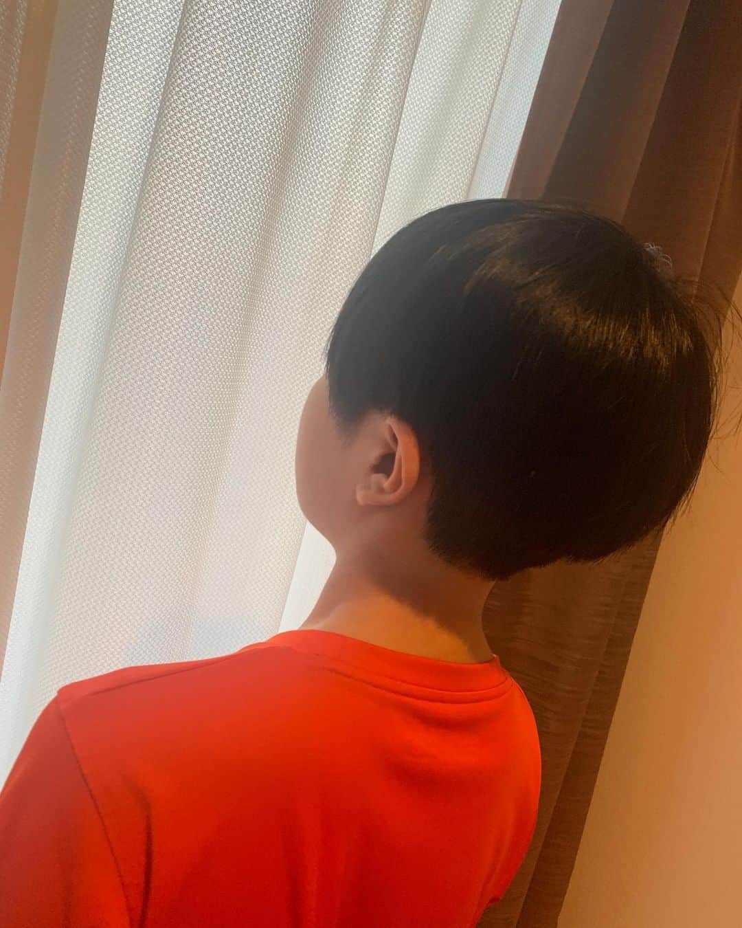 岩隈久志のインスタグラム：「息子の髪が長かったので(２枚目の写真がカット前)嫁さんが切ったら、サザエさんのワカメちゃんみたいになって可愛いです😂  なかなか似合ってます👍  My wife cut my son's hair. Second pic is before haircut!😊」
