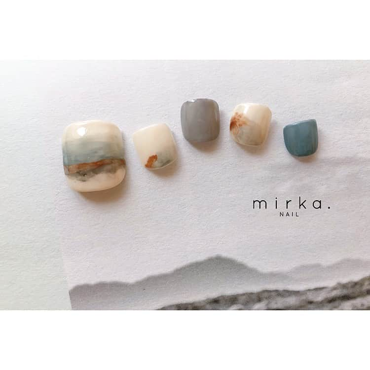 mirka. NAIL(ミルカネイル)さんのインスタグラム写真 - (mirka. NAIL(ミルカネイル)Instagram)「. フットネイルのご予約増えているので サンプルも少しずつ作っています＾＾ . もちろんハンドにしてもかわいいデザインです○ . .  #mirkanailsample #mirkanail #footnail#pedicure #nails#nail#nailart#naildesign  #フットネイル#ショートネイル#ペディキュア#ネイルアート#ネイルデザイン#ネイル#大人ネイル」5月15日 17時25分 - mirka.nail