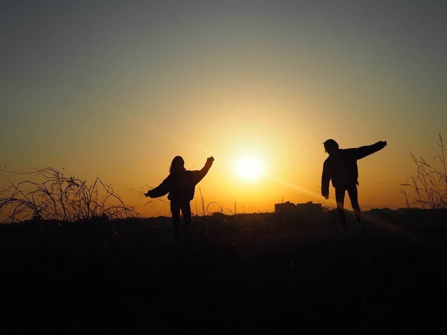 岡崎紗絵さんのインスタグラム写真 - (岡崎紗絵Instagram)「3年前ぐらいの写真。 綺麗な夕陽。影絵みたい 楽しかったなぁ。🌇 #昔の写真　#空のグラデーションが　#綺麗です　#4枚目はお友達　#影絵チック」5月15日 17時26分 - sae_okazaki