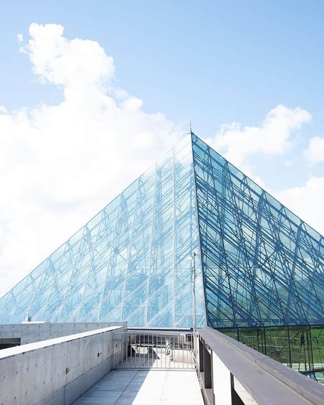 JALさんのインスタグラム写真 - (JALInstagram)「. The glass pyramid near the eastern entrance of Moerenuma Park in Sapporo. The light and reflections from the glass create a truly captivating view. #PicturePerfectMay  ガラスのピラミッドが美しくそびえたつ #モエレ沼公園 ✨ ガラス越しの美しい世界に惹き込まれます🍃 . . Photo by @kazuya_gomi Post your memories with #FlyJAL #旅を夢見て  #JapanAirlines  #STAYHOME #japan #hokkaido #moerenumapark」5月15日 17時30分 - japanairlines_jal