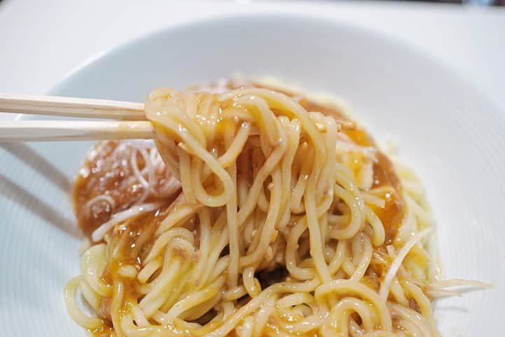 福岡グルメ 福岡ランチ「デビログ」さんのインスタグラム写真 - (福岡グルメ 福岡ランチ「デビログ」Instagram)「自粛していると麺が食べたくなるんよねぇ～🤤 香椎駅前にある人気店『ざいとん』で麺をテイクアウト。 「#比内地鶏油そば 」500円(税込)は具材は付いてないので、焼豚、ネギ、海苔、胡麻を追加。 比内地鶏の鶏油のタレが濃いめなので、酒のアテにもなるよ。麺はモチモチ系😋 「#麻婆汁無し麺 」700円(税込)はモチモチ麺にしっかり麻婆が絡まっていい感じ😄 『ざいとん』の店先で東区周辺の10店舗のテイクアウト商品が一緒に販売されてますよ。 . #ざいとん #福岡市東区香椎駅前 1-17-24 電話番号：非公開 営業時間が変更になっています。 11:30～18:00 . ♦️福岡グルメ 福岡ランチの店舗探しならブラウザで「デビログ」で検索👉 ♦️お得な情報やディープな店舗情報はブラウザで「もっとデビログ」で検索👉 . #福岡テイクアウト #福岡テイクアウト情報 #テイクアウト福岡 #おもちかえりなさい福岡 #おもちかえりなさい #福岡 #博多 #fukuokapics #fukuoka #fukuokacity #hakata #fukuokagourmet #IGersJP #ig_japan #福岡グルメ #福岡ランチ #福岡ごはん #福岡ご飯 #食べログ福岡 #福岡飯 #福岡食べ歩き #福岡インスタグルメ #インスタグルメ福岡 #福岡香椎テイクアウト」5月15日 17時32分 - devi_takahashi