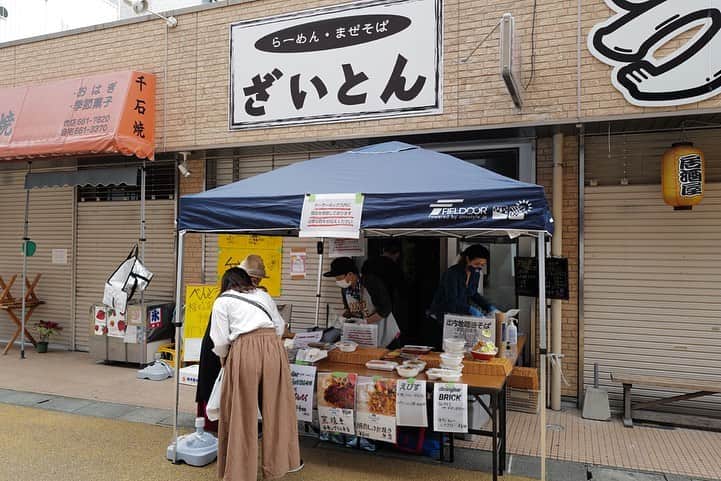 福岡グルメ 福岡ランチ「デビログ」さんのインスタグラム写真 - (福岡グルメ 福岡ランチ「デビログ」Instagram)「自粛していると麺が食べたくなるんよねぇ～🤤 香椎駅前にある人気店『ざいとん』で麺をテイクアウト。 「#比内地鶏油そば 」500円(税込)は具材は付いてないので、焼豚、ネギ、海苔、胡麻を追加。 比内地鶏の鶏油のタレが濃いめなので、酒のアテにもなるよ。麺はモチモチ系😋 「#麻婆汁無し麺 」700円(税込)はモチモチ麺にしっかり麻婆が絡まっていい感じ😄 『ざいとん』の店先で東区周辺の10店舗のテイクアウト商品が一緒に販売されてますよ。 . #ざいとん #福岡市東区香椎駅前 1-17-24 電話番号：非公開 営業時間が変更になっています。 11:30～18:00 . ♦️福岡グルメ 福岡ランチの店舗探しならブラウザで「デビログ」で検索👉 ♦️お得な情報やディープな店舗情報はブラウザで「もっとデビログ」で検索👉 . #福岡テイクアウト #福岡テイクアウト情報 #テイクアウト福岡 #おもちかえりなさい福岡 #おもちかえりなさい #福岡 #博多 #fukuokapics #fukuoka #fukuokacity #hakata #fukuokagourmet #IGersJP #ig_japan #福岡グルメ #福岡ランチ #福岡ごはん #福岡ご飯 #食べログ福岡 #福岡飯 #福岡食べ歩き #福岡インスタグルメ #インスタグルメ福岡 #福岡香椎テイクアウト」5月15日 17時32分 - devi_takahashi