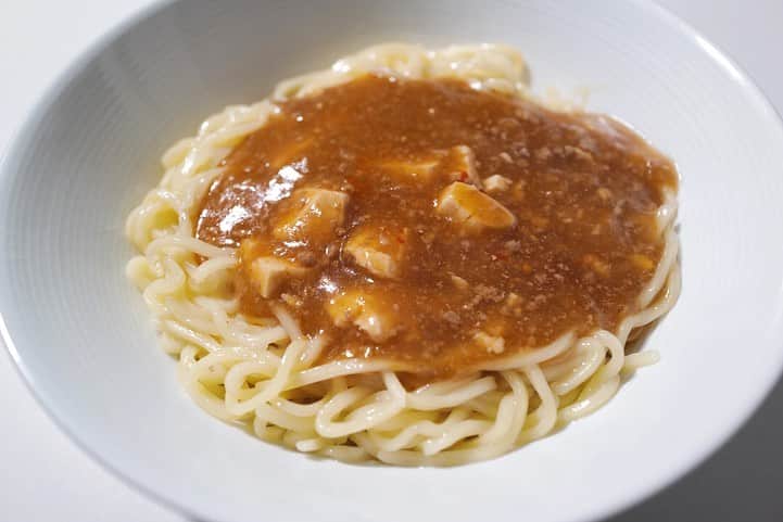 福岡グルメ 福岡ランチ「デビログ」さんのインスタグラム写真 - (福岡グルメ 福岡ランチ「デビログ」Instagram)「自粛していると麺が食べたくなるんよねぇ～🤤 香椎駅前にある人気店『ざいとん』で麺をテイクアウト。 「#比内地鶏油そば 」500円(税込)は具材は付いてないので、焼豚、ネギ、海苔、胡麻を追加。 比内地鶏の鶏油のタレが濃いめなので、酒のアテにもなるよ。麺はモチモチ系😋 「#麻婆汁無し麺 」700円(税込)はモチモチ麺にしっかり麻婆が絡まっていい感じ😄 『ざいとん』の店先で東区周辺の10店舗のテイクアウト商品が一緒に販売されてますよ。 . #ざいとん #福岡市東区香椎駅前 1-17-24 電話番号：非公開 営業時間が変更になっています。 11:30～18:00 . ♦️福岡グルメ 福岡ランチの店舗探しならブラウザで「デビログ」で検索👉 ♦️お得な情報やディープな店舗情報はブラウザで「もっとデビログ」で検索👉 . #福岡テイクアウト #福岡テイクアウト情報 #テイクアウト福岡 #おもちかえりなさい福岡 #おもちかえりなさい #福岡 #博多 #fukuokapics #fukuoka #fukuokacity #hakata #fukuokagourmet #IGersJP #ig_japan #福岡グルメ #福岡ランチ #福岡ごはん #福岡ご飯 #食べログ福岡 #福岡飯 #福岡食べ歩き #福岡インスタグルメ #インスタグルメ福岡 #福岡香椎テイクアウト」5月15日 17時32分 - devi_takahashi