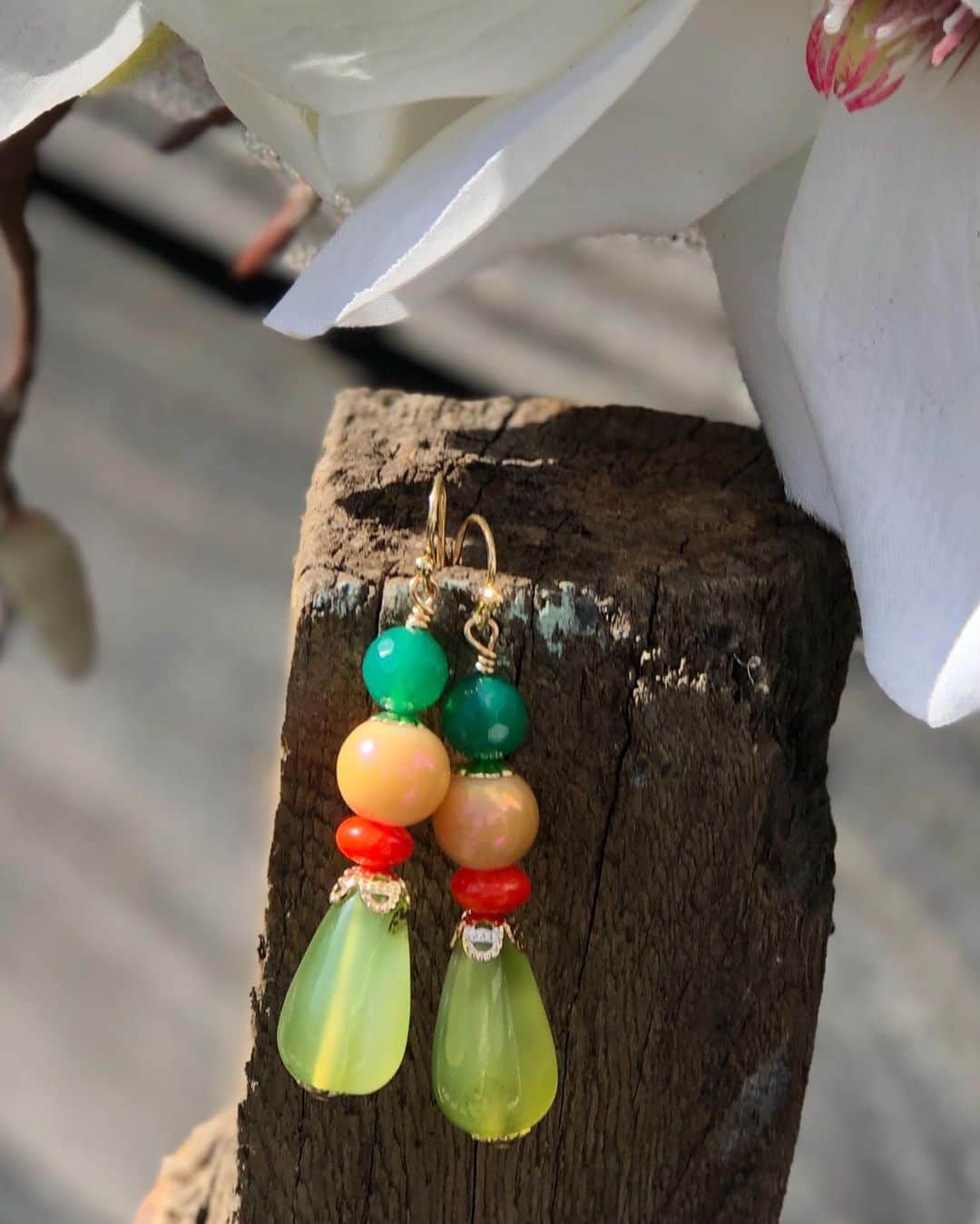 ジャマンピュエッシュのインスタグラム：「Inspired by Jamin Puech's playful and colourful designs, a passionate jewellery designer Marthje Timmermans has created a capsule collection of earrings. The combination of semi-precious stones, beads, vivid colours and surprising details of these jewels match perfectly with the strong personality of Jamin Puech. Discover now this limited edition collaboration online !」