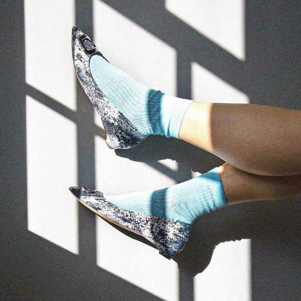 ルパートサンダーソンのインスタグラム：「Friday feet | Bedfa in peacock denim with a ring pebble 🦚 | Styled by @alexandrafullerton | #FlatShoes #WFH #Pebbles #ShoeLover #RupertSanderson」
