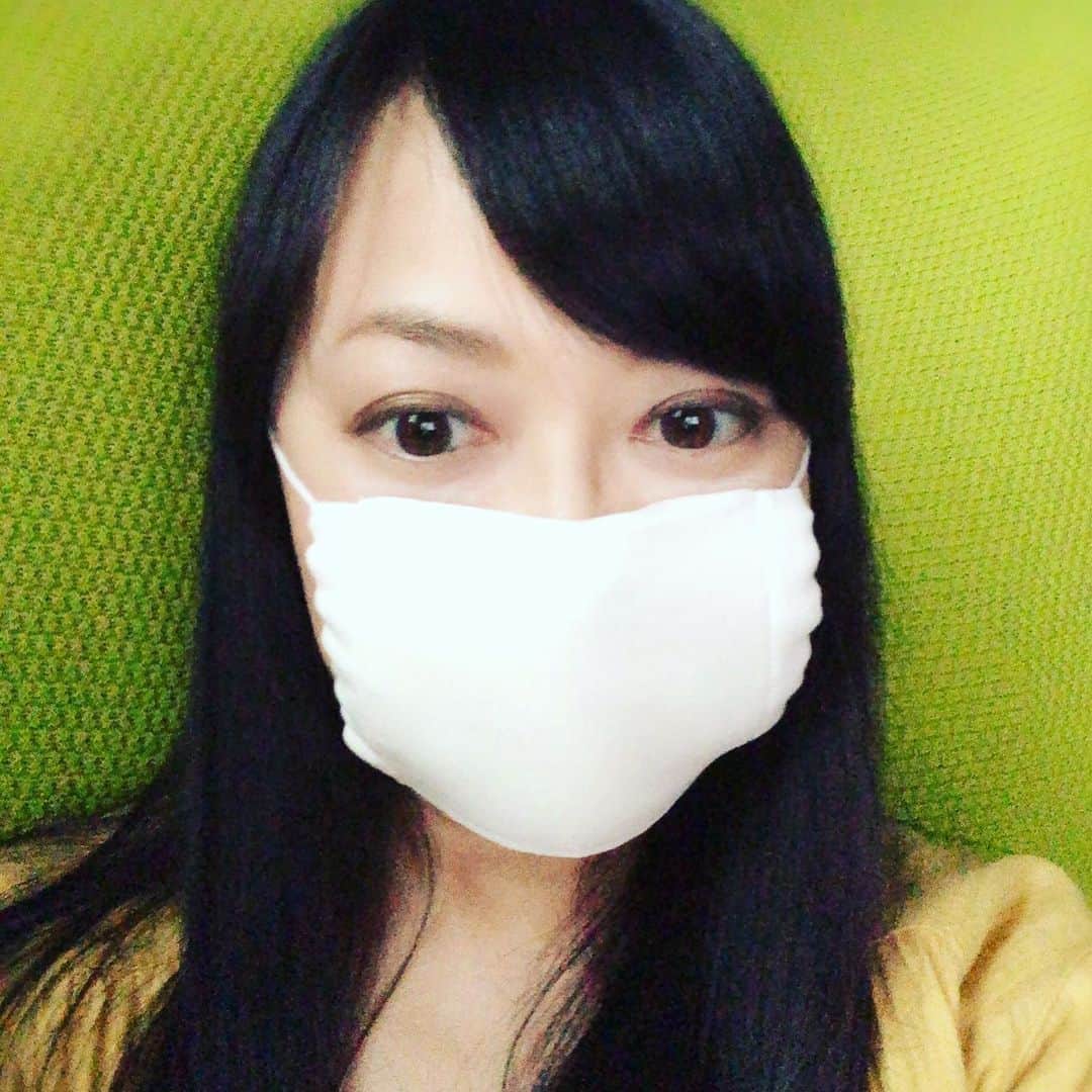 大西結花のインスタグラム：「届いたマスク♡ ありがとうございます。 4月の20日過ぎ頃には届いていたのですが、写真に撮ったのがずっと後だったので☆ マスク姿どーですかー😊  #マスク #布マスク #yuka #yukaonishi #大西結花 #80s #80年代アイドル #アラフィフ #50代 #japan #japanese #facemask #stayhome #うちで過ごそう」