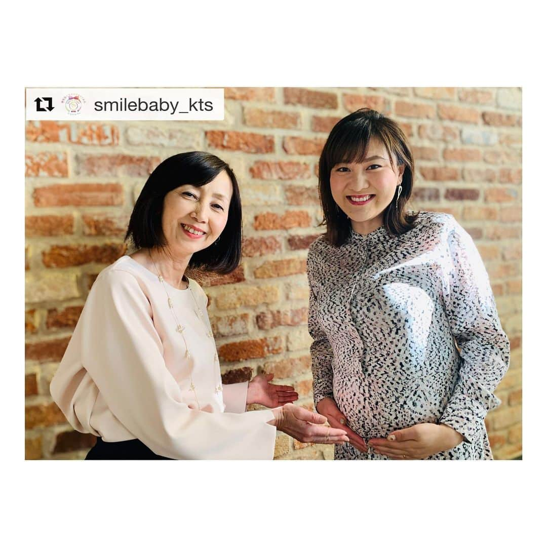 庄村奈津美のインスタグラム：「・ #Repost @smilebaby_kts with @get_repost ・・・ KTSの庄村アナウンサーが産休に入りました。スマイルベイビープロジェクトも全力で庄村アナウンサーの出産を応援しています！ 体調に気を付けて、元気な赤ちゃんを産んで下さいね☺️ #はじめてばこ #スマイルベイビー #はじめてばこ鹿児島 #smilebabyproject #鹿児島 #鹿児島ママ #庄村奈津美 アナウンサー #元気な赤ちゃんが生まれますように #ktstv ・ --------------------- 🤰🏻 スマイルベイビープロジェクトから なんとも心強いエール📣🧸🧡@smilebaby_kts ありがとうございます♩ ・ ・ 今まで、 ほとんど手をつけてなかった出産準備😂 ・ 揃える物、買った方がいい物。 ・ わからないことばかりなので、 ガイド本を読んだり、 友人や家族に聞いたりして アドバイスをもらっています🧚‍♀️ ・ ・ この間、フォロワーさんから 陣痛の時、ウィダーインゼリーは 食べやすくてよかった👍 という情報をいただきました！！ 参考になります🦩✨ ・ #アドバイスあればぜひお願いします #参考にさせてください #義姉からのおすすめは #ペットボトルストローキャップ  #出産準備リストに追加 #プレママ  #ただいま出産準備中」