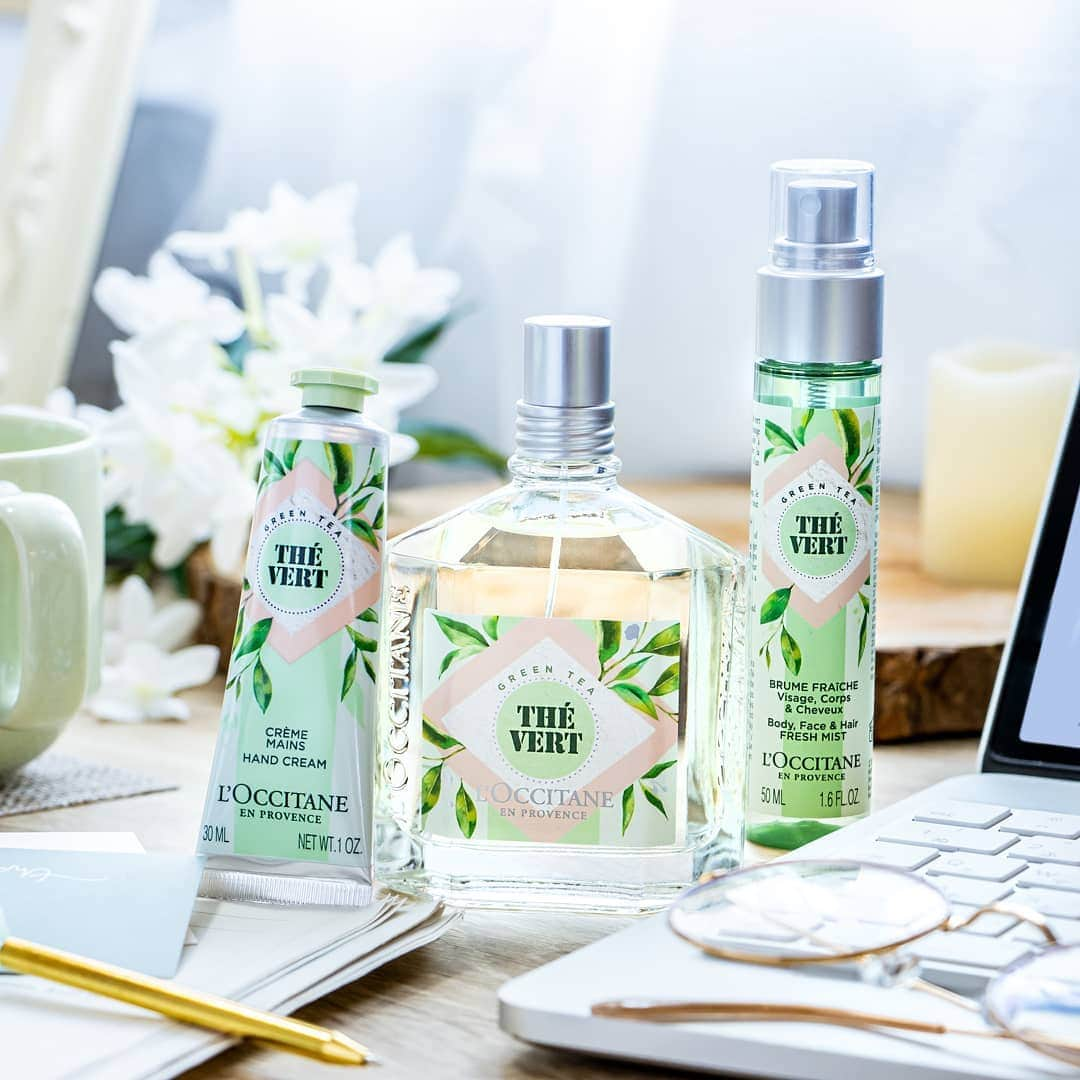 L'OCCITANE en Provenceさんのインスタグラム写真 - (L'OCCITANE en ProvenceInstagram)「【NEW】幻の香り「グリーンティ」がこの夏、新発売！🍃心澄み渡るような爽やかな香りで季節を感じて✨﻿ ﻿ 2011年に発売され、大好評のうち完売し﻿ 幻になった香り「グリーンティ」が、﻿ 6月3日（水）より数量限定で新登場！✨﻿ ﻿ この夏、新しく登場する「グリーンティ」は﻿ ﻿ ・茶葉をすくう﻿ ・湯をそそぐ﻿ ・一つひとつの所作を通して心が澄んでいく﻿ ﻿ そんなゆっくりと流れるお茶時間のような﻿ 自分を取り戻す時間を感じてほしくて、﻿ ﻿ どこまでも透明な泉を想わせる﻿ 爽やかな香りへとリニューアルしました😌﻿ ﻿ ﻿ 香調は、ひと吹きで﻿ 心澄み渡る「グリーンシトラス」🍃﻿ ﻿ 爽やかな果実の香りから始まり﻿ 透き通った泉を想わせるグリーンティ、﻿ ﻿ そのほとりでやさしい香りを漂わせる﻿ ジャスミンの花々。﻿ ﻿ そして、木漏れ日のような柔らかな質感の﻿ ムスクの香りが心をふわっと包みます。﻿ ﻿ ﻿ ▼ヘッドノート﻿ 爽やかなが香りが気分を明るくする﻿ 2種類のオレンジ、ライム、カルダモン﻿ ﻿ ▼ハートノート﻿ 初夏の新緑の香りで心澄み渡る﻿ グリーンティ、ジャスミン﻿ ﻿ ▼ベースノート﻿ 静かな香りが穏やかな時間をはこぶ﻿ マテ、ムスク﻿ ﻿ （詳しい香調は2枚目をチェック！）﻿ ﻿ ﻿ 初夏を感じる﻿グリーンティシリーズのアイテムは﻿ おうち時間にリフレッシュにも◎。﻿ ﻿ 🍃﻿ ほのかに香ってみずみずしい﻿ 手肌へとみちびく「ハンドクリーム」（左）﻿ ﻿ 🍃﻿ グリーンティの香りで﻿ 顔・ボディ・ヘアの保湿ができる﻿ 「モイスチャーミスト」（右）﻿ ﻿ 🍃﻿ シュッとまとうたびに﻿ 心が澄み渡る「オードトワレ」（中央）﻿ ﻿ ﻿ 毎日の家事やお仕事の合間にも、﻿ 心澄み渡る香りで癒してくれるはず。﻿ ﻿ 「グリーンティ」を相棒に、 爽やかなおうち時間を楽しんで！﻿🌿 ﻿ ﻿ 【👆】商品タップで詳細をチェック！﻿ ﻿ ただいま、公式通販サイトでは﻿ 送料無料キャンペーンを実施中！﻿ お買い物をぜひ、おトクに楽しんで✨ #ロクシタン #グリーンティー #緑茶 #香水 #ハンドクリーム #オードトワレ #リモワ #ミスト化粧水 #保湿 #新作コスメ #コスメレビュー #香りマニア #限定コスメ #期間限定 #夏コスメ #夏コスメ2020 #復刻 #保湿  #グリーンティ #新商品 #インテリア #香りのある暮らし #リモートワーク #テレワーク #在宅勤務 #リフレッシュ #キレイになりたい #おうち時間 #おうちじかん #loccitane」5月15日 17時41分 - loccitane_jp