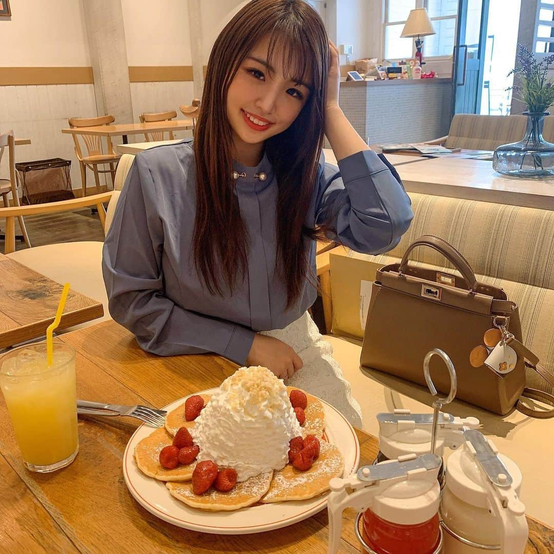 CHERIさんのインスタグラム写真 - (CHERIInstagram)「Eggs n things in Osaka❣️ Strawberry pancakes with cream on top. . 16時間配信した後に出かける無限体力💪 完全に風邪ひいた🤣  笑っても泣いても残り二日間のイベント、、、 お願いやから応援お願いします🙇‍♀️🙇‍♀️🙇‍♀️ . .  4／28日に一瞬外出た以来に外出した。 その前も暫く出ていない。 外せない打ち合わせとともにパンケーキ食べた🥞　 自粛というより引きこもりに、、、、笑  #eggsnthings#pancekes#cafes#mornings」5月15日 17時45分 - hi_cherish.gram