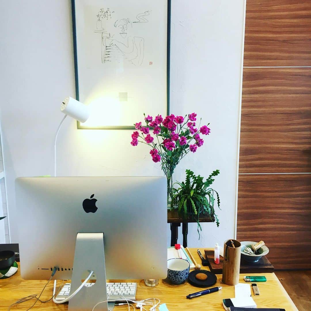 SHANTIさんのインスタグラム写真 - (SHANTIInstagram)「In the office. Beautifying space creates a shift in energy.  オンラインカウンセリング　オフィス。空間を綺麗に気持ちよく飾り、保つと良い気が流れます。自粛中のお掃除と模様替え楽しい✨ #風水　#fengshuiliving #気の流れ」5月15日 17時46分 - shantimusic