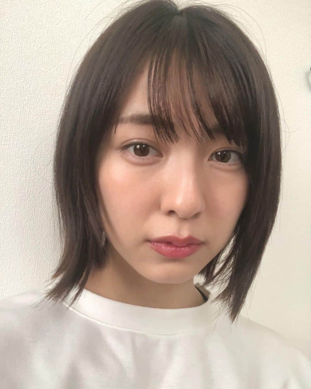 小島梨里杏さんのインスタグラム写真 - (小島梨里杏Instagram)「薄付きで軽くて あくまで自然に整えてくれる感じ。 . しっとり感と艶感もリピートの理由かなぁ みんなはなに使ってる？  #femmue  #エバーグロウクッション #クッションファンデ #ナチュラルベージュ #未だにちゃんと言えない笑  #みゆも言ってたけど自撮りだとあんまり笑えないね笑 #おうち時間 #メイク #enjoyhome 🏠💛」5月15日 17時51分 - r_riria