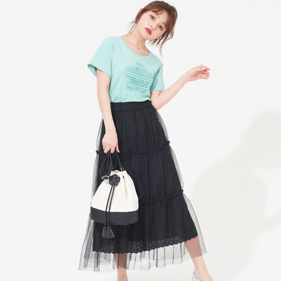 のインスタグラム：「【2020 SUMMER feat. CHISATO YOSHIKI】 モデル吉木千沙都さんが着る マリークヮントの夏コレクション - #デイジーケミカルレースTシャツ #チュールティアードロングスカート #ハンプリングショルダー #デイジーコレクションピアス #デイジーコレクションネックレス - MODEL @popochan318 - ※店舗の営業について 各商業施設の再開に応じて順次営業を 開始しております 店舗の営業再開及び営業時間につきましては 各商業施設・店舗までお問合せください なおオンラインショップでは 通常通りお買い物をお楽しみいただけます - #MARYQUANT #SUMMER2020 #NEWITEMS #FASHION #TSHIRTS #SKIRT #SHOULDERBAG #EARRINGS #NECKLACE - #Tシャツ #スカート #ショルダー  #ピアス #ネックレス」