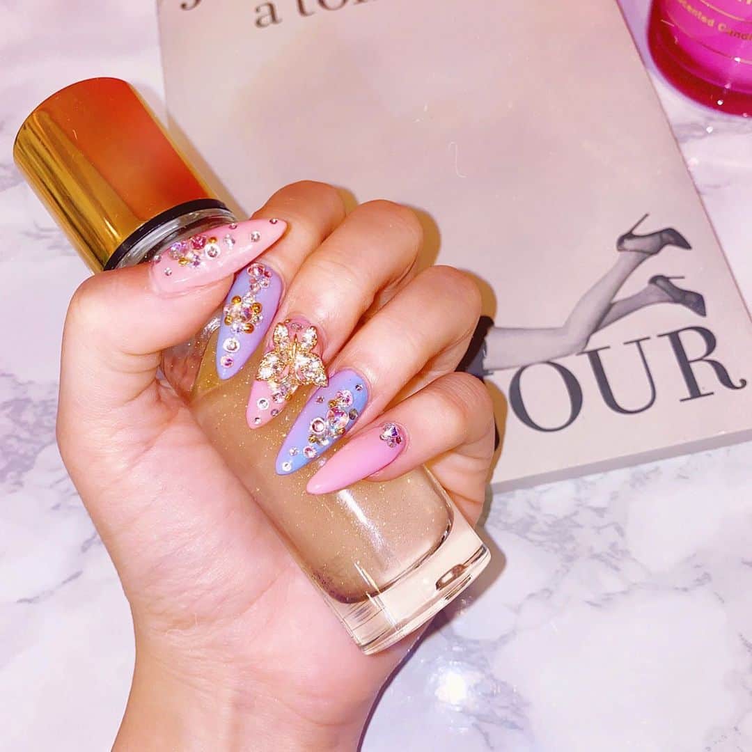 アンジェリカのインスタグラム：「. 💜 𝑵𝒆𝒘 𝑵𝑨𝑰𝑳 💜  はいやっとネイル出来たよ。♥ 可愛いでしょｯ!!!(笑)  蝶々とリボン♡ ((横にスライドしてね)) . #new #newnail #ネイル #スカルプネイル #蝶々ネイル #リボンネイル #スカルプ」