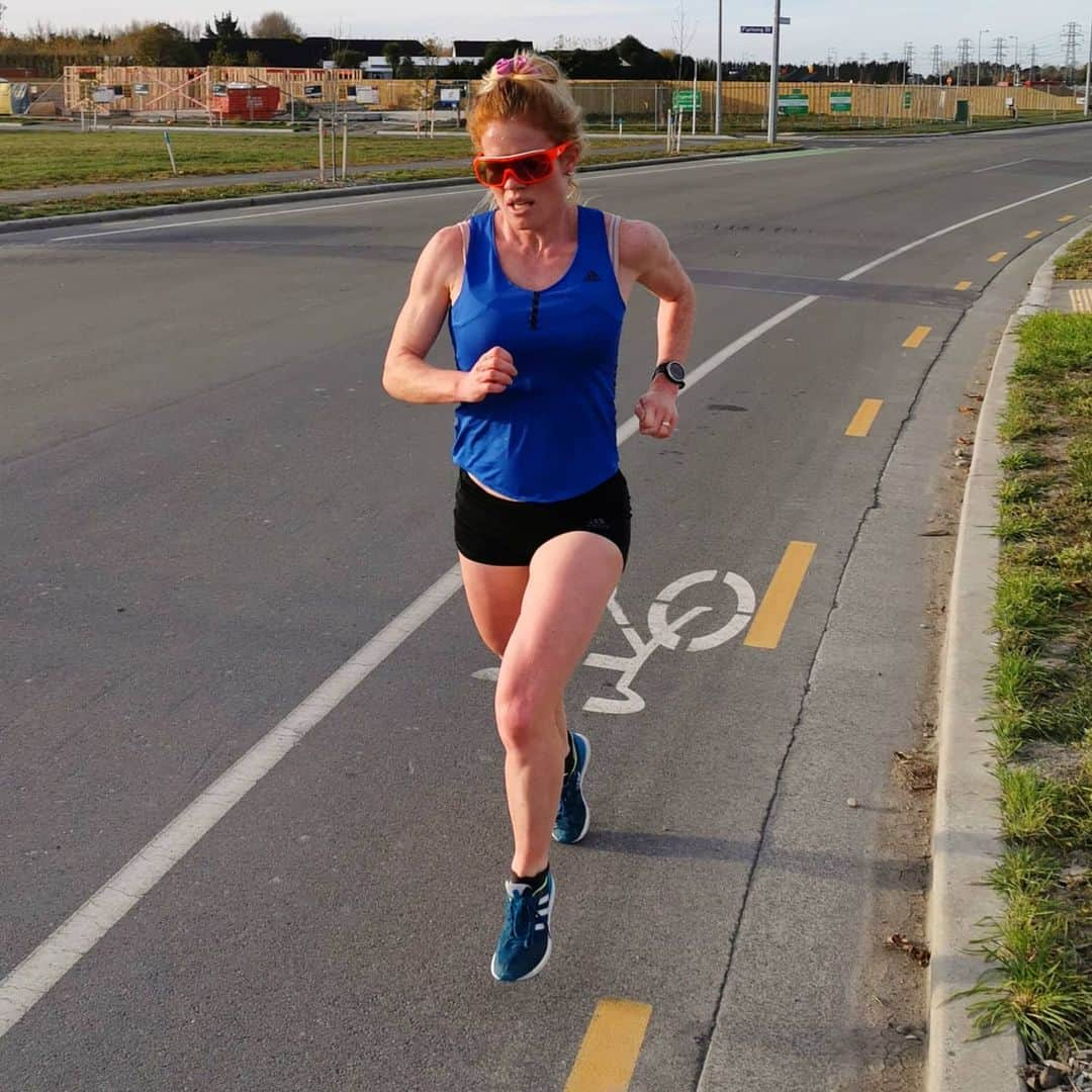 アンジェラ・ペティのインスタグラム：「1 of my fave types of sessions yesterday to mark day the first day of level 2 lockdown in New Zealand 🇳🇿 . 12x 400s off 1 minute recovery 🏃‍♀️after an online kids workout I took earlier in the day 💪 . Today was a 17.6km run and gym (back in the actual gym yay!!!) . Tomorrows training plan is a tempo session.  Super thankful to be healthy and able to run. . #roadrunning #womensrunning #runningmotivation」