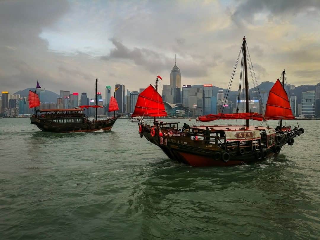National Geographic Travelさんのインスタグラム写真 - (National Geographic TravelInstagram)「Photo by Robbie Shone @shonephoto | During my stay in Hong Kong, I watched longingly at the junks that crossed by Kowloon each night. I spent many evenings waiting for the two boats to sail into my frame side by side, but they never did. Then one afternoon as the sun was just about to set, the storm clouds parted and both junks left Victoria Harbour together. They bobbed by as if to say, “Come on, what are you waiting for? Photograph us!” Travel photography is about showing a sense of place, and sometimes it pays to be persistent and patient.」5月15日 9時04分 - natgeotravel