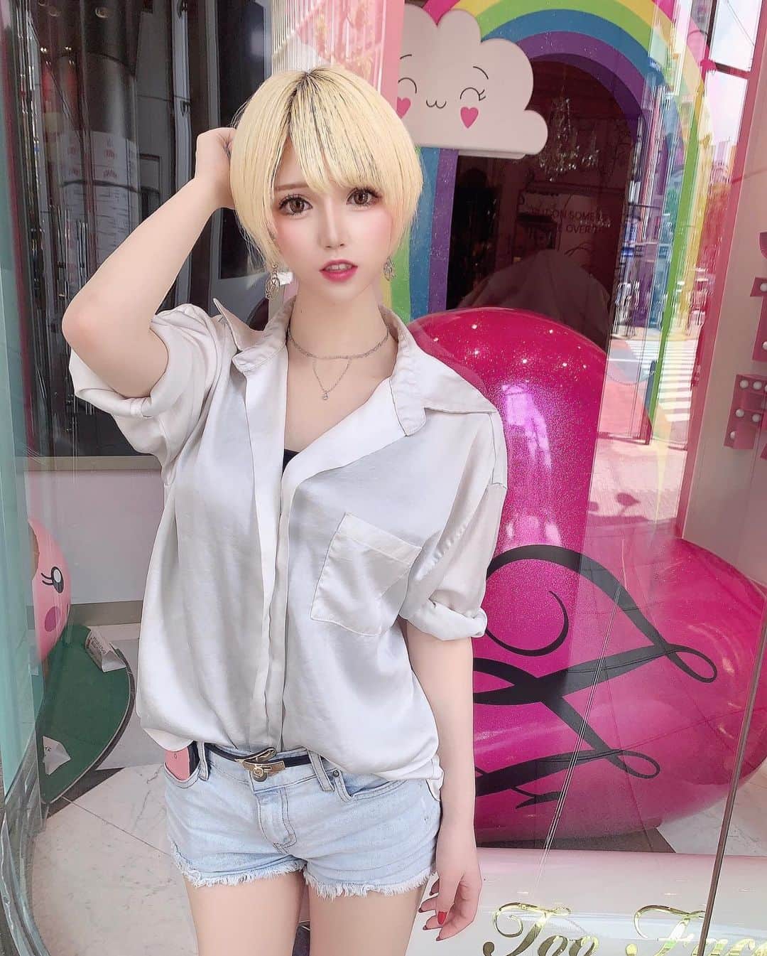 侑季美怜のインスタグラム：「多くの女性を愛した人間よりも、たった一人の女性だけを愛した人間のほうが、はるかに深く女というものを知っている。 ・ ・ ・  #金髪ショート #ショートヘア　#ミニーショート　#金髪　#ハーフ　#韓日ハーフ　#モデル　#美人　#女優　#東京　#beauty  #girl #japanese #セクシー　#可愛い　#美脚　#谷間　#キャバ嬢　#キャバ　#おしゃれ　#ファッション　#ブランド　#美容　#エステ　#ネイル　#ヘアモデル　#脱毛　#ダイエット」