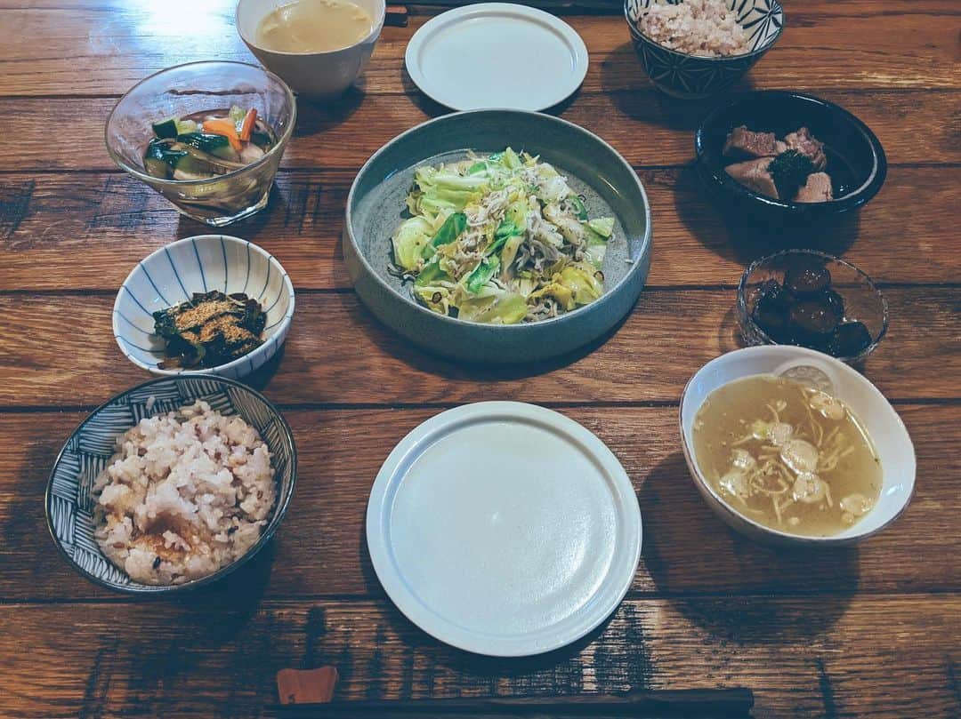 藤田敦子のインスタグラム：「ㅤㅤㅤ 【#blendakitchen 】 Dinner ✔︎キャベツとしらすのペペロンチーノ (今日のしらすは @nao_yamari07 ) ✔︎マグロで作った自家製ツナ (@eriko104 recipe) ✔︎行者ニンニク醤油漬け (更科夫妻 @yuya67 @achako1001 にいただきました) ✔︎自家製漬物2種 ✔︎生姜スープ ㅤㅤㅤ 家で仕事してると、めちゃくちゃ時間過ぎるの早くない？ 追いつかないんですけど🤣 お昼と夜作るし前後でやっぱり なんやかんや時間かかってるんだな😭 諸々終わらせて気づけば21時とかなってる😱 時間の流れ早すぎて震えてる。」