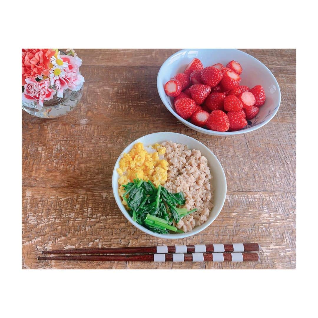 若林翔子さんのインスタグラム写真 - (若林翔子Instagram)「.﻿ .﻿ 朝ごはん。﻿ 三食丼といちご🍓﻿ ﻿ 色味が綺麗でテンションアップ😍﻿ ﻿ ﻿ ﻿ #朝ごはん　#三食丼　#いちご」5月15日 9時22分 - shokowakabayashi1685