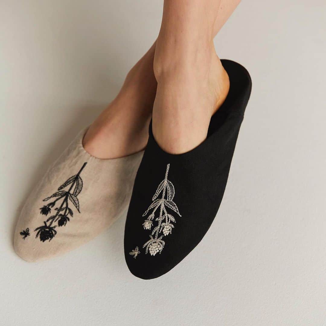 タピエスタイルさんのインスタグラム写真 - (タピエスタイルInstagram)「オンラインショップにANTIPASTのバブーシュを追加いたしました。 「バブーシュ」とは、モロッコの伝統的な革製の履物のことで、 ペルシャ語の「足を覆うもの」を由来とします。 かかとを踏みつぶした独特なデザインが特徴。 ANTIPASTらしいナチュラルな植物柄の刺繍が施されており、 お部屋の中のルームシューズとして、 とても気分が華やぐアイテム。 ゲストを招くときにも喜ばれること請け合いです。 . #タピエスタイル #tapiestyle #antipast #アンティパスト #バブーシュ #ルームシューズ #足元倶楽部 #春夏コーデ #ナチュラルコーデ #刺繍 #刺繍部」5月15日 9時19分 - tapiestyle