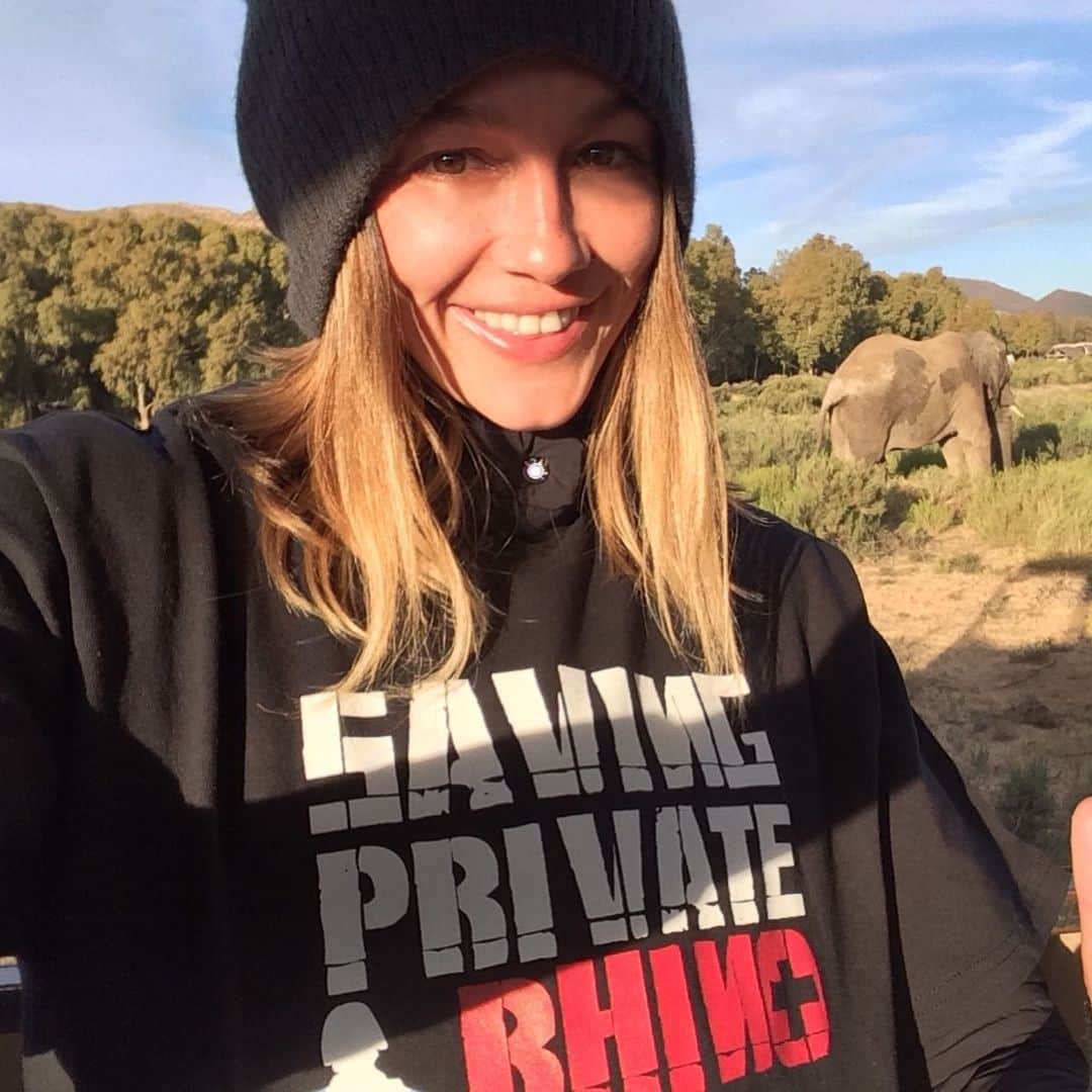 シャーニ・ヴィンソンのインスタグラム：「Now, more than ever before in our lives, we need to come together to act to save imperiled species and protect our shared home 🦏🐘 #EndangeredSpeciesDay #SavingPrivateRhino #africanelephant #rhino #fbf #safari #southafrica #endangeredspecies」