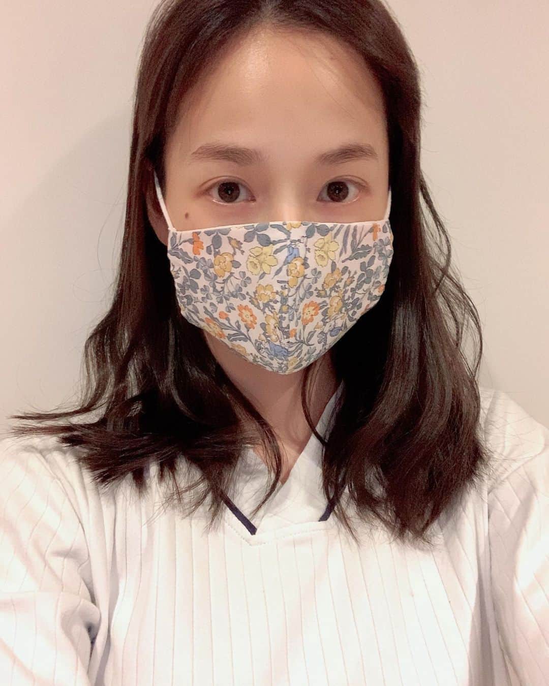 高嶋香帆のインスタグラム：「昨日は１日かけて高嶋家の夏用マスクを作りしました🧸✨ . 薄手の生地を使って少しでも蒸れを防げるように🙏✨ . 姉指定のリバティの生地、花柄がめっちゃ可愛い🥺💓 . 今回は義兄、義弟の分も頑張ったので肩がぶっ壊れました☺️笑 姿勢悪いのかな😂 . マスクの数多いなと思いつつ、家族が増えたなぁとしみじみ嬉しくなったり☺️笑 . 実家へ送ります🙋‍♀️ . 皆さま本日も素敵な１日を！ . . #リバティ #リバティマスク #ハンドメイドマスク」