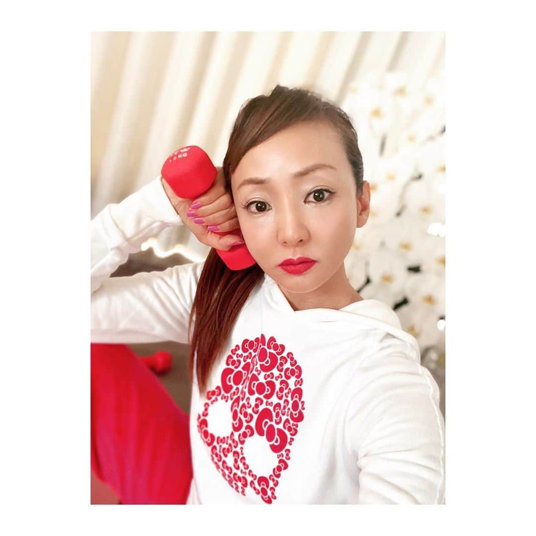 神田うのさんのインスタグラム写真 - (神田うのInstagram)「昨日のAYA先生💕 @aya_fitness先生💕のリモートトレーニングは『うのちゃんネル』撮影もしたのでメイクをしました💄 トレーニングウェアが赤だったので赤い口紅をつけてみましたよ💋 赤い口紅をつけてトレーニングしたのって人生初かも⁉️ でも赤って昔から大好きな色❤️ 元気が出る色ですよね❣️ お陰様で（❓）元気よくトレーニング出来ました❣️ 開設から『うのちゃんネル』ご覧下さっている方々💕ありがとうございます☺️私の日頃のAYA先生💕ご指導のもとでのトレーニング動画、こちらもアップロード楽しみにしていて下さいね❣️ AYA先生💕いつもありがとうございます😊 #AYAトレ#AYAトレーニング#カリスマトレーナー#AYA#トレーナー#リモートトレーニング#赤い#トレーニングウェア#赤リップ#赤い口紅#赤口紅」5月15日 9時31分 - unokandaofficial