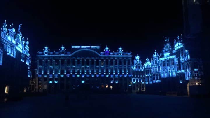 ジャンポールレスパナールのインスタグラム：「. Jeudi 14 mai. 23h23. La grand place. Les lumières. Le silence. Je suis COMPLÈTEMENT SEUL sur “Le plus beau parking du monde” comme  certains disaient dans les années 60. “Le plus beau théatre du monde” pour Jean Cocteau. Les temps changent. Je suis subjugué. Je reste 30 minutes. Pas un mot. Pas un bruit... C’est très beau et effrayant à la fois. C’est rare.」