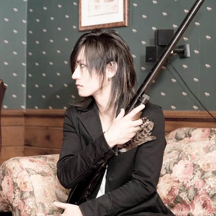 浅葉智のインスタグラム：「Memory photo series  思い出写真シリーズ  I don’t remember why I was holding a gun 何で銃を持っているのかは覚えてない Photo by Carroll Kong  #photoshoot #model #music #artistphoto #gun #? #echostream #memory #NJ #seriousface #whatamidoing」