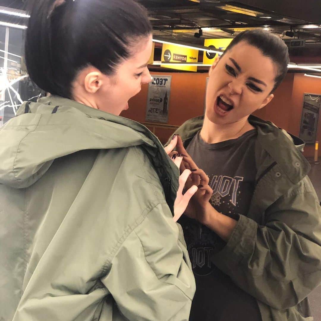 Merve Boluğurのインスタグラム：「Bosluk de istersen oralarda dolastigini hissettigim..cekim gucune itiraz edip yerine koymaya calistigim yersiz cumleler」