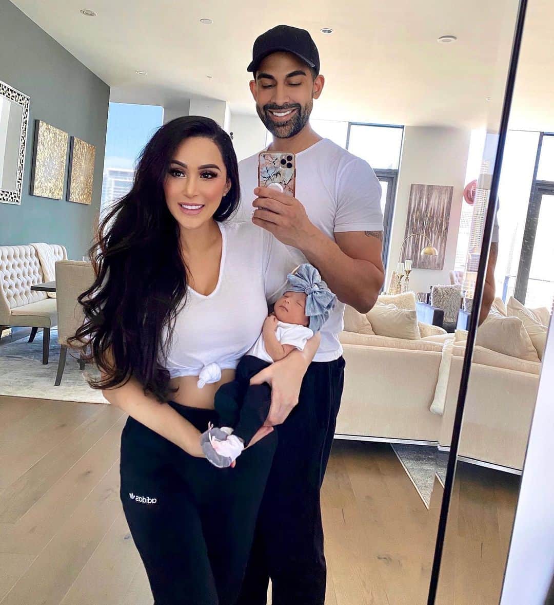 laurag_143のインスタグラム：「Obsessed with my little family 👨‍👩‍👧 #2weeksold」