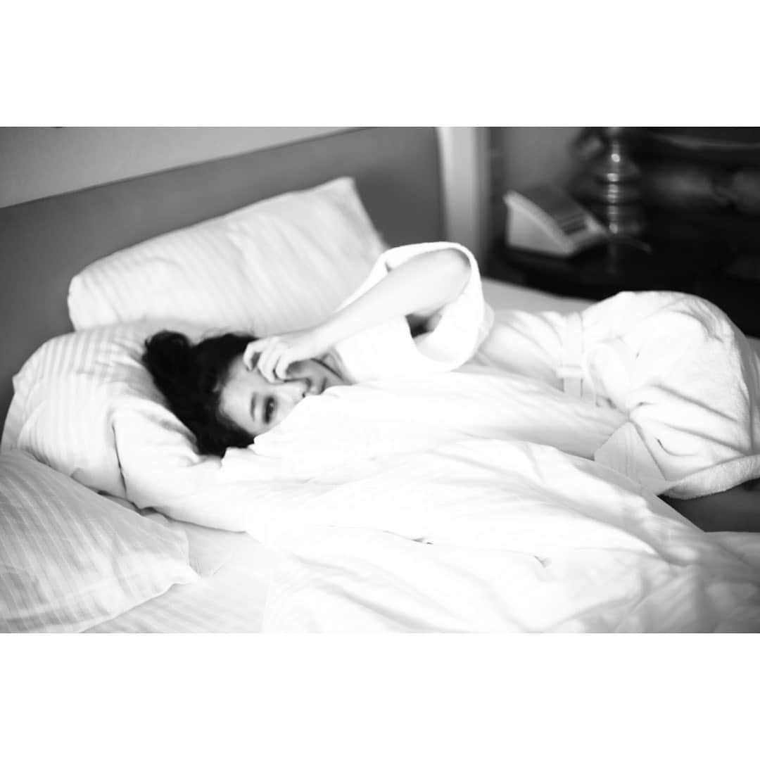 加藤ミリヤさんのインスタグラム写真 - (加藤ミリヤInstagram)「黒髪なつかしかー。 たまに黒髪にしたくなる衝動はなんだろか。 Ninaの写真すきだー。  Photo by @photoby217  #bedroom #morning」5月15日 9時59分 - miliyahtokyo
