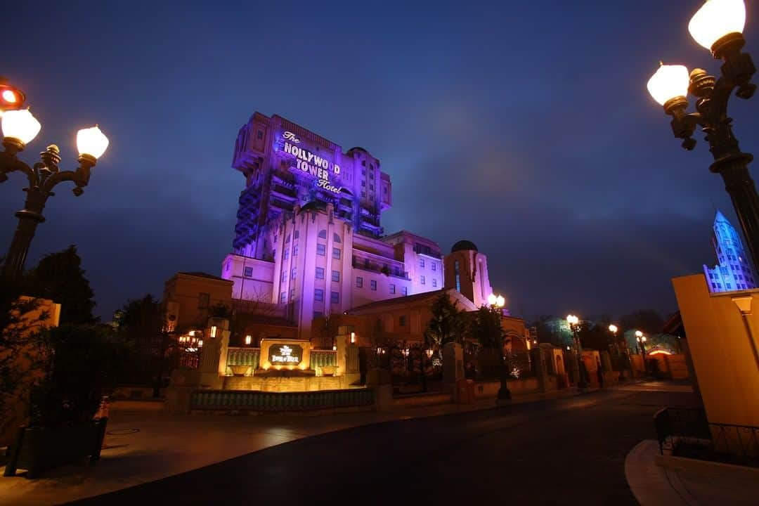 Disneyさんのインスタグラム写真 - (DisneyInstagram)「Celebrating #Halfway2Halloween! 🎃 Head to the @disneyparksblog to see more not-so-spooky images from Disney Parks around the world. Link in bio. #DisneyMagicMoments」5月15日 10時00分 - disney