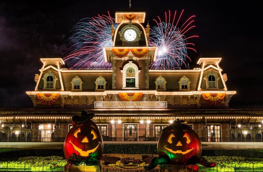 Disneyさんのインスタグラム写真 - (DisneyInstagram)「Celebrating #Halfway2Halloween! 🎃 Head to the @disneyparksblog to see more not-so-spooky images from Disney Parks around the world. Link in bio. #DisneyMagicMoments」5月15日 10時00分 - disney