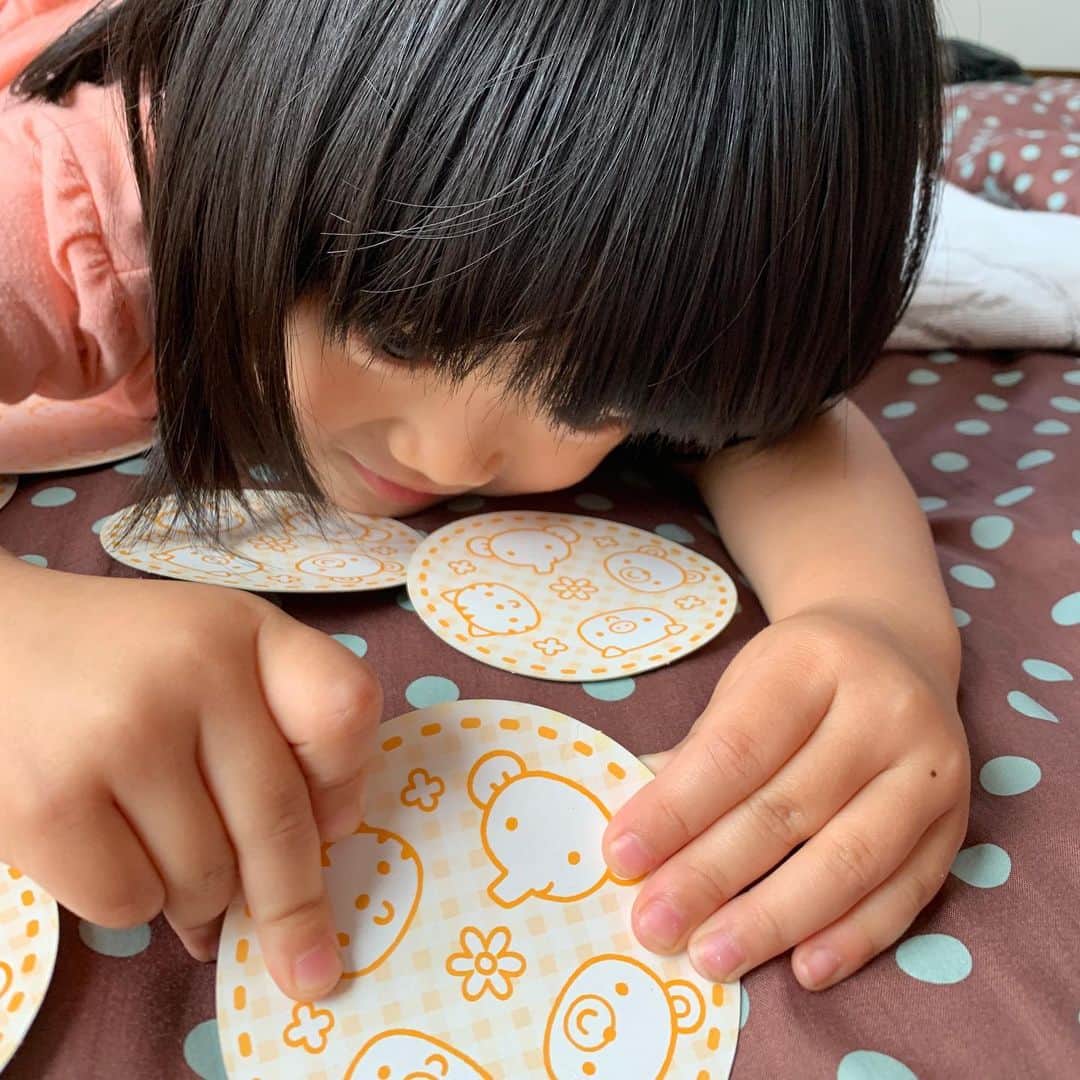 阿部浩貴のインスタグラム：「‪本日は奥さん不在で、大人1人子ども3人で家で過ごします。‬ ‪もう麦茶が1本なくなりました。‬ ‪神経衰弱で、ポーカーのように絞って見る娘。‬ ‪外れていたらもう一回やり直すルールができて、かなり不利な状況です。‬」