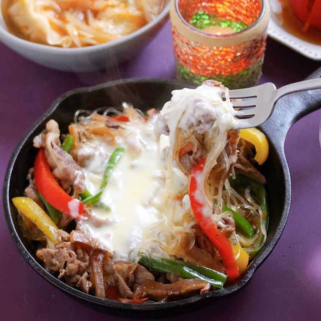 韓の食菜さんのインスタグラム写真 - (韓の食菜Instagram)「@hideko_morimoto さんが「韓の食菜 豚カルビ」で作ったベジおかずを投稿してくださいました♪ 鮮やかなパプリカ＆チーズの相性もとっても良さそうですね！ #韓の食菜#モランボン @moranbong_official . ------------ #Repost @hideko_morimoto ＊ 「モランボンさん×フーディーテーブルさん」のモニターコラボ企画に参加させていただいてます。 「モランボン 韓の食菜」をモニタープレゼントしていただきました。 モランボンさんのＨＰにのっていた チーズチャプチェが美味しそうだったので作りました。 たけのこ、人参、椎茸、きくらげ入りの調味料と春雨がセットされているので、とっても便利。 チーズ絡めて、おいしくいただきました。  #チャプチェ #韓の食菜 #フーディーテーブル #フーディストモニター  #cooking  #instacooking #instacook #instafood #foodpic #food #おうちごはん  #料理好きな人と繋がりたい  #おうちごはんlover  #kurashirufood #kurashiru  #マカロニメイト #lin_stagrammer  #lodge #ロッジ」5月15日 10時04分 - hannoshokusai