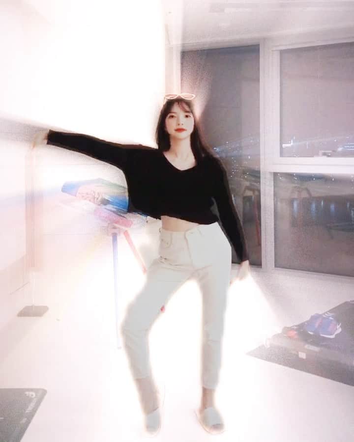 ユジョン のインスタグラム：「이 #안경 쓰면 #자신감 엄청 생김. 나는 #멋져 #홈파티」
