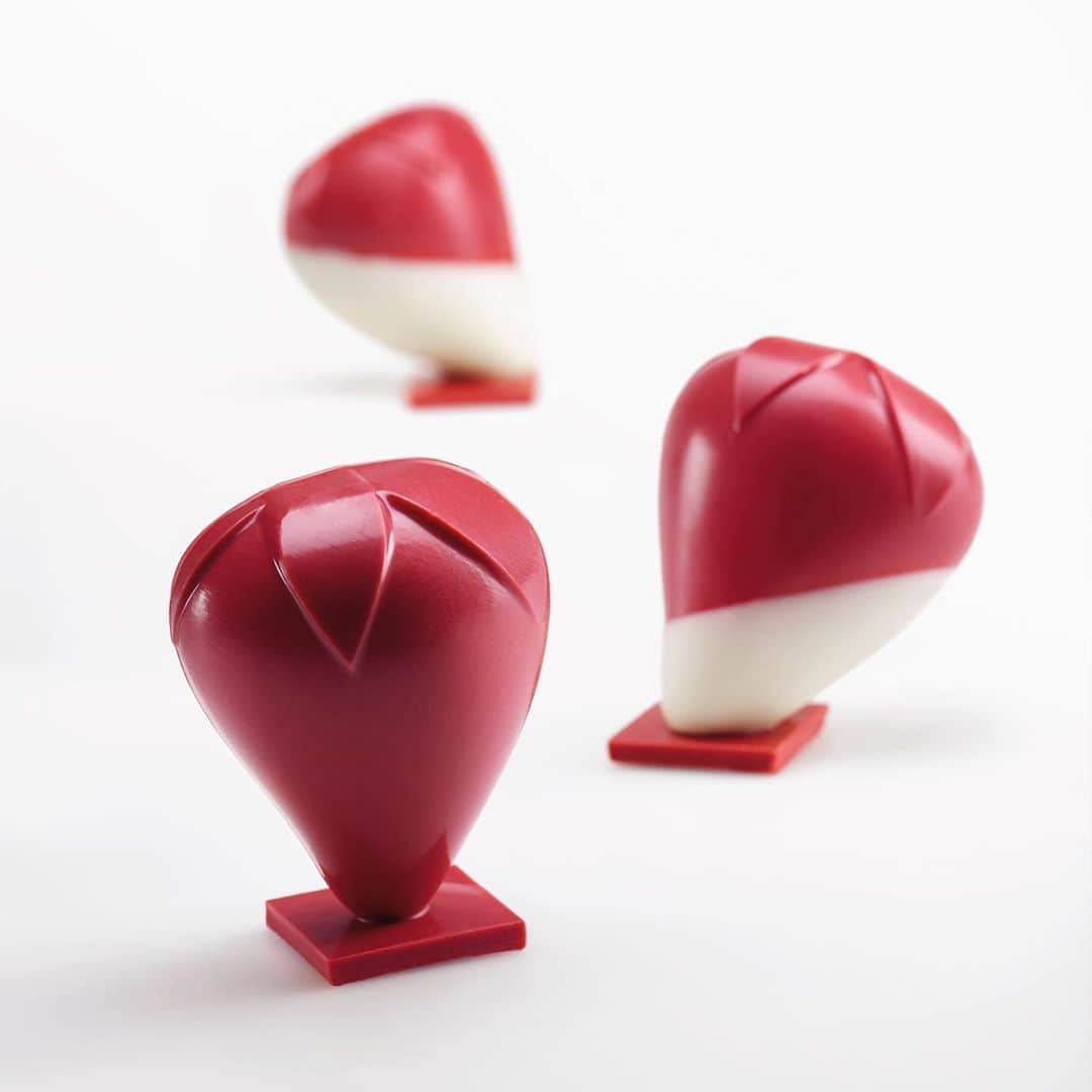 ショコラ de イースター by Valrhonaさんのインスタグラム写真 - (ショコラ de イースター by ValrhonaInstagram)「イチゴの季節を終えても、まるで「フルーツ」なチョコレート「ヴァローナ・インスピレーション」でユニークなイチゴチョコレートを楽しんでみてはいかがですか。 . . #ヴァローナ #ヴァローナジャポン #エコールヴァローナ東京 #パティシエ #パティスリー #チョコレート #ショコラ #ショコラティエ #デザートプレート #ヴァローナインスピレーシ #ヴァローナインスピレーションフレーズ #Valrhona #valrhonajapon #ecolevalrhona #ecolevalrhonatokyo #chocolatier #chef #pastrychef #patissier #patisty #chocolat #chocolate #inspirationfraise #dessert」5月15日 10時28分 - valrhonajapon