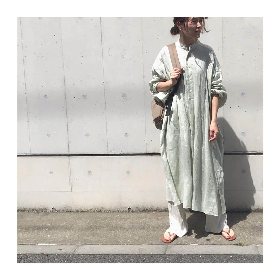 上村若菜のインスタグラム：「. 今日は👨がリモートワークの日。 朝子どもたちを公園に連れて行ってくれたので、銀行やら宅急便出しに行ったり…諸々まとめて。 新しい服もようやく着れた👗 . #wakameswardrobe #ママコーデ  #まだ着れてない服がたくさんある #リモートワーク週2日が理想😏 . OnePiece & bottom…#seajapan  バッグ…#greish サンダル…#tkees」