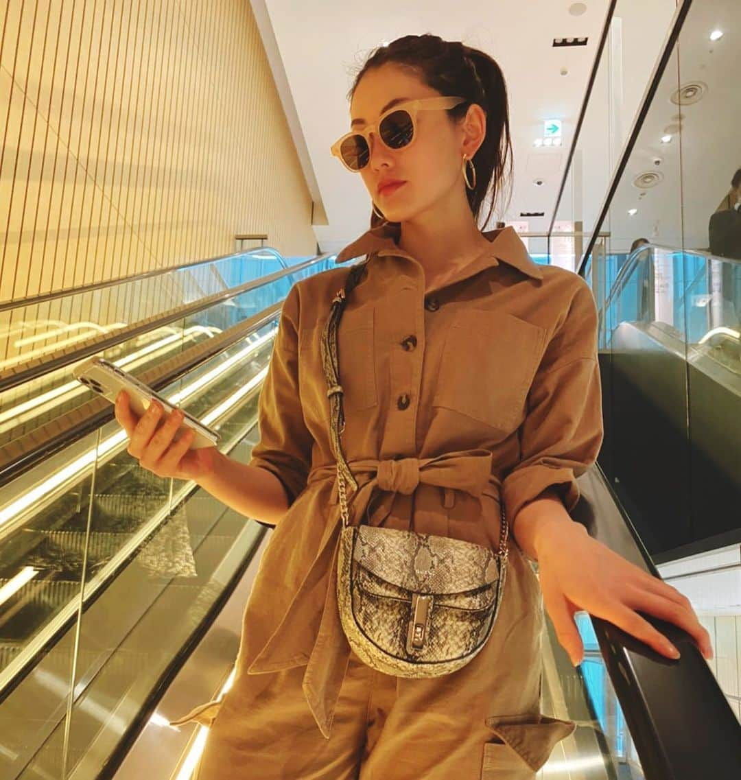 宮坂灯里さんのインスタグラム写真 - (宮坂灯里Instagram)「😎🤎🧡#fashion#code#hm#zara#shopping#happy#いつかの#私服#コーデ#ファッション#ザラ#ザラジョ#エイチアンドエム#ブラウン#サングラス#買い物#オールインワン#自分磨き#楽しもう#iphone11pro#haveaniceday」5月15日 10時58分 - m.akari27