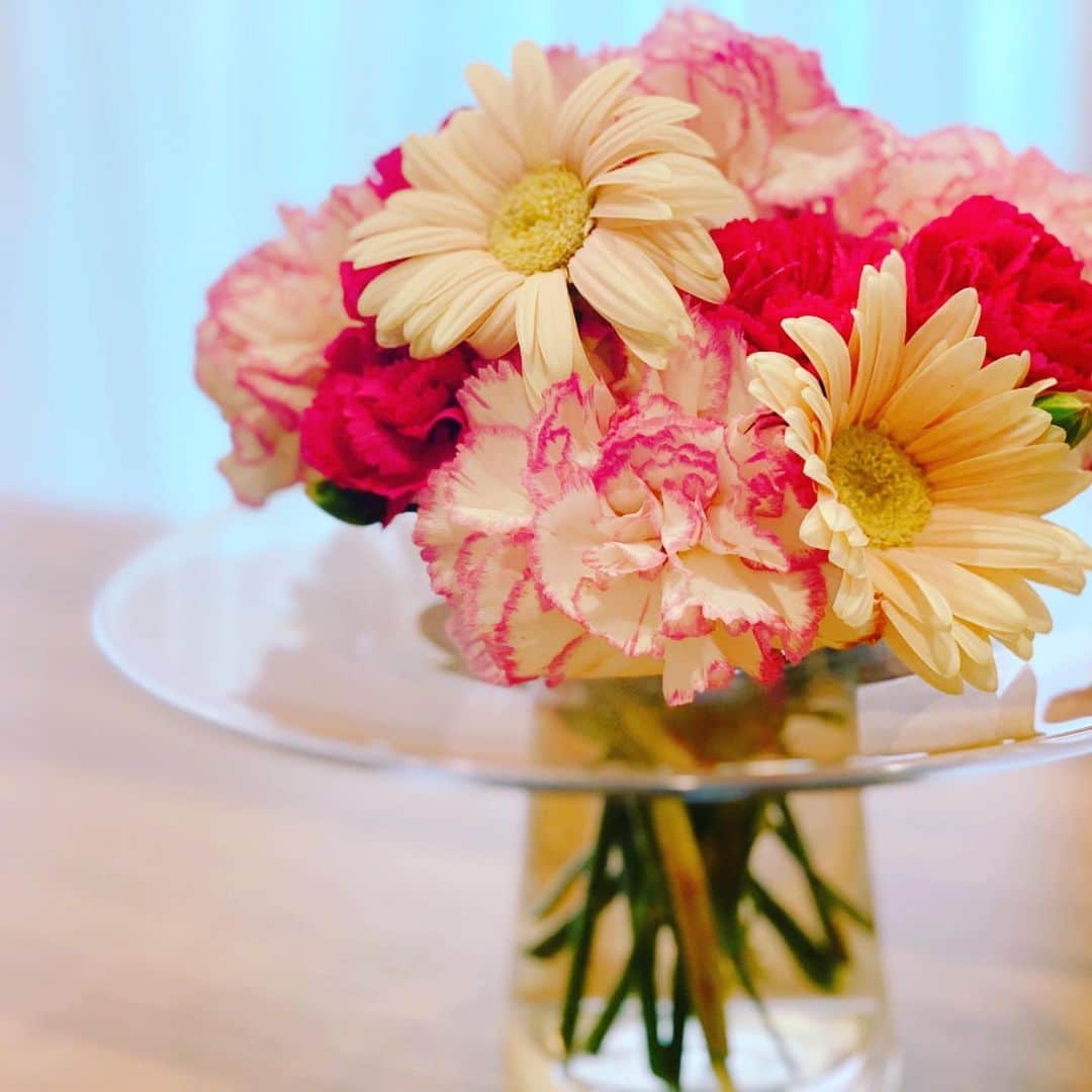 保田圭さんのインスタグラム写真 - (保田圭Instagram)「お花があると部屋が明るくなって嬉しい。　#母からもらったお花　#お母さんありがとう」5月15日 10時54分 - keiyasuda1206