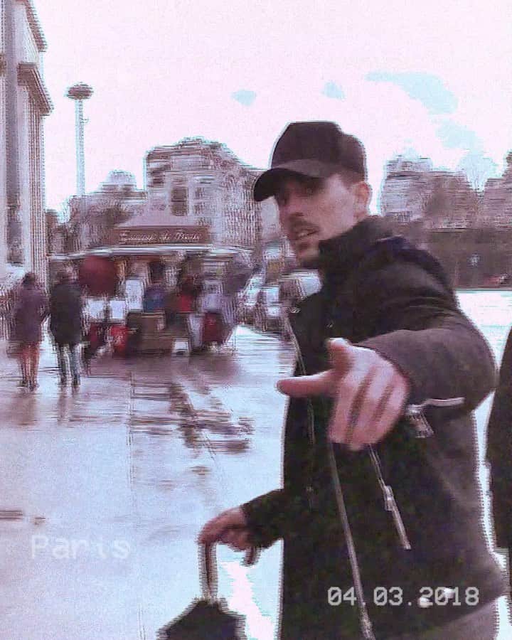 ダニーロ・フェルナンド・アベラールのインスタグラム：「Rolezin em Paris! #tbt」