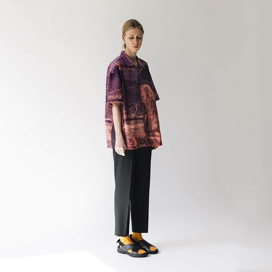 のインスタグラム：「【 New Arrival 】﻿ < GENERAL_INDEX x UNITED ARROWS & SONS >﻿ “Pale Blue Dot” ﻿ now in online store.﻿ *Sandals are coming later. ﻿ ﻿ イル・スタジオのプロジェクト、<ジェネラル_インデックス>とのカプセルコレクション“PALE BLUE DOT”。﻿ 今回のコレクションのインスピレーションは「ペイル・ブルー・ドット」﻿ 約60億キロメートルの彼方からボイジャー1号により撮影された地球の写真の名称です。﻿ また、ボイジャー計画に携わったアメリカの天文学者、カールセーガンが94年に執筆した同名の本の名前でもあります。﻿ ﻿ ※サンダルは後日発売いたします。  The collection takes its inspiration from “ Pale Blue Dot”, a photograph of Planet Earth taken on February 14, 1990 by Voyager 1 from a record distance of about 6 billion kilometers.﻿ The name “Pale Blue Dot” was coined by astronomer and author Carl Sagan in his reflections on the photograph’s significance, documented in his 1994 book of the same name. ﻿ Voyager 1 remains to this day the most distant human artifact from planet earth.﻿ #ILLSTUDIO #GENERAL_INDEX #unitedarrowsandsons」